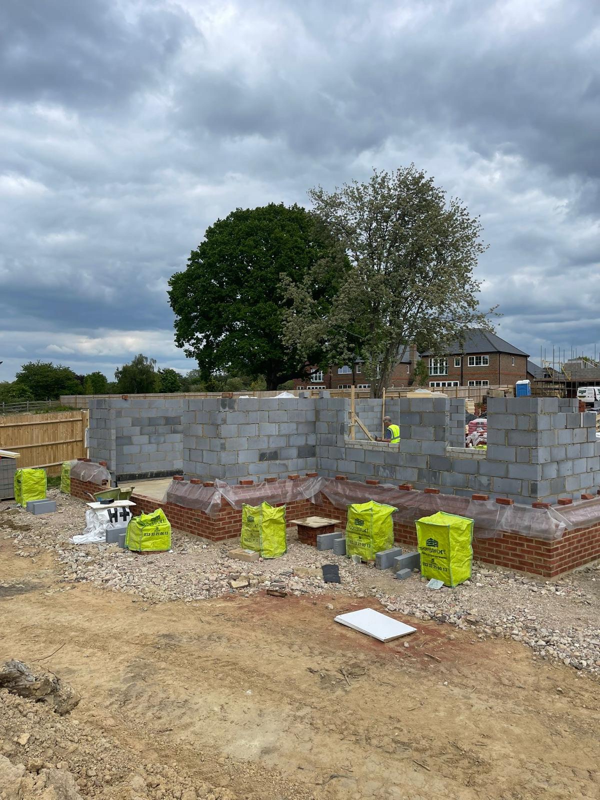 Bricklayer working the corner on a new-build extension
