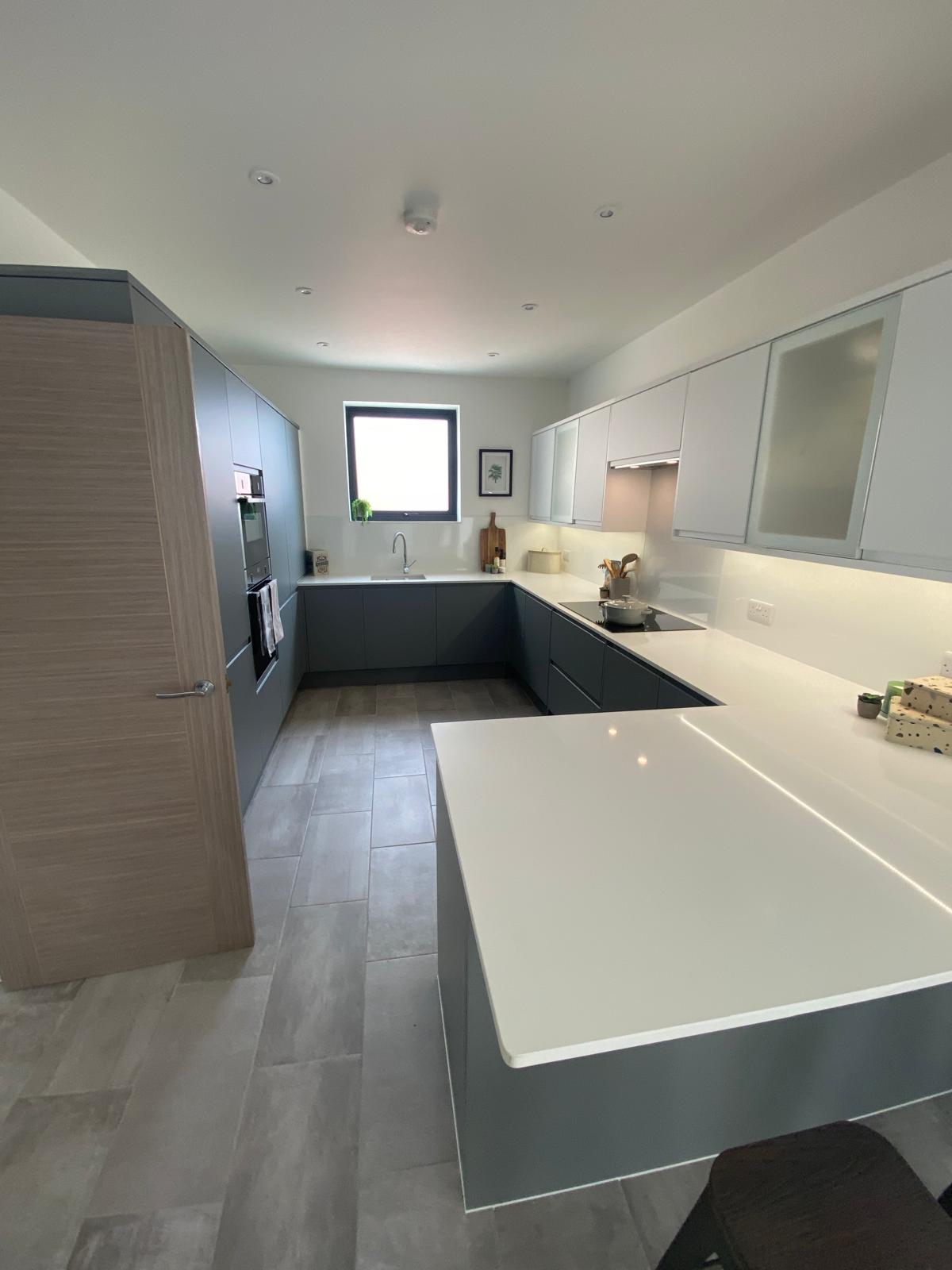 U-shaped kitchen with peninsula and integrated appliances