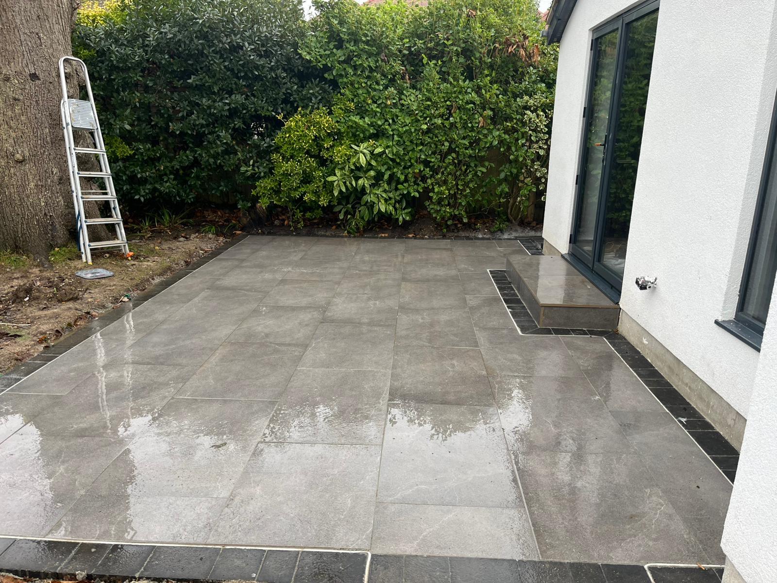Porcelain patio with charcoal border